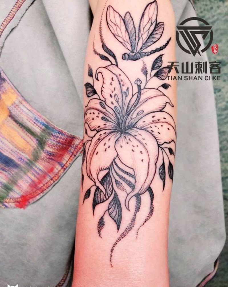 百合纹身图片_手臂点刺纹身图案