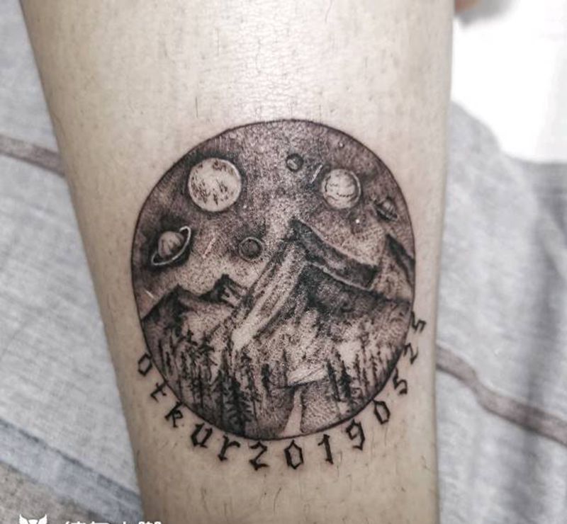 宇宙与山纹身图片_腿部点刺星球纹身图案