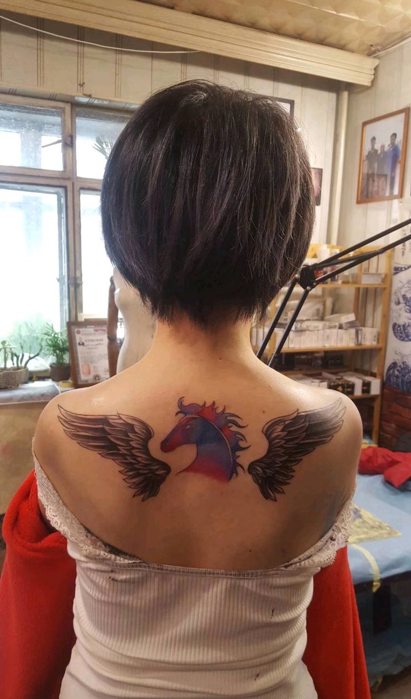 让马飞翔纹身图片_背部纹身图案