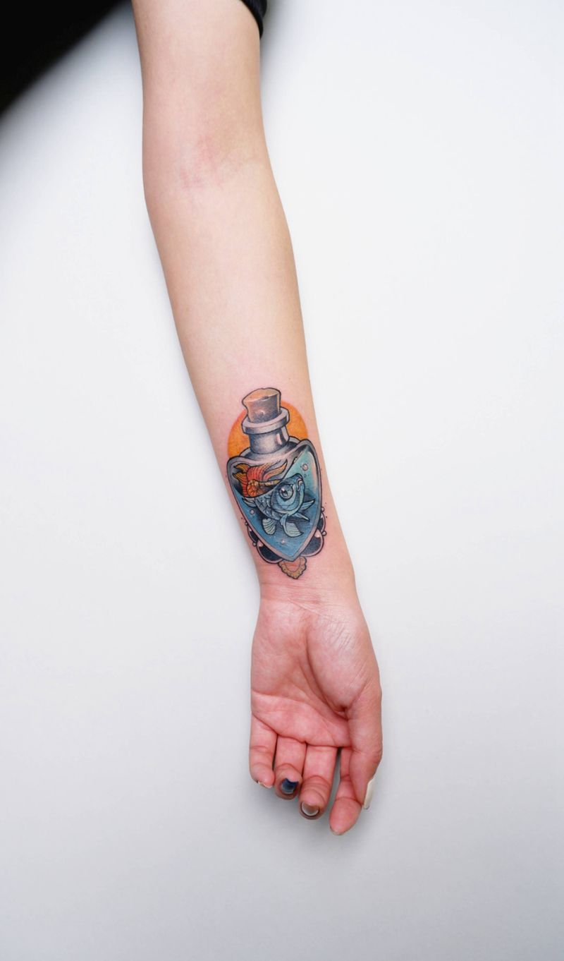 手腕龙鱼遮盖纹身图片_手部New School纹身图案