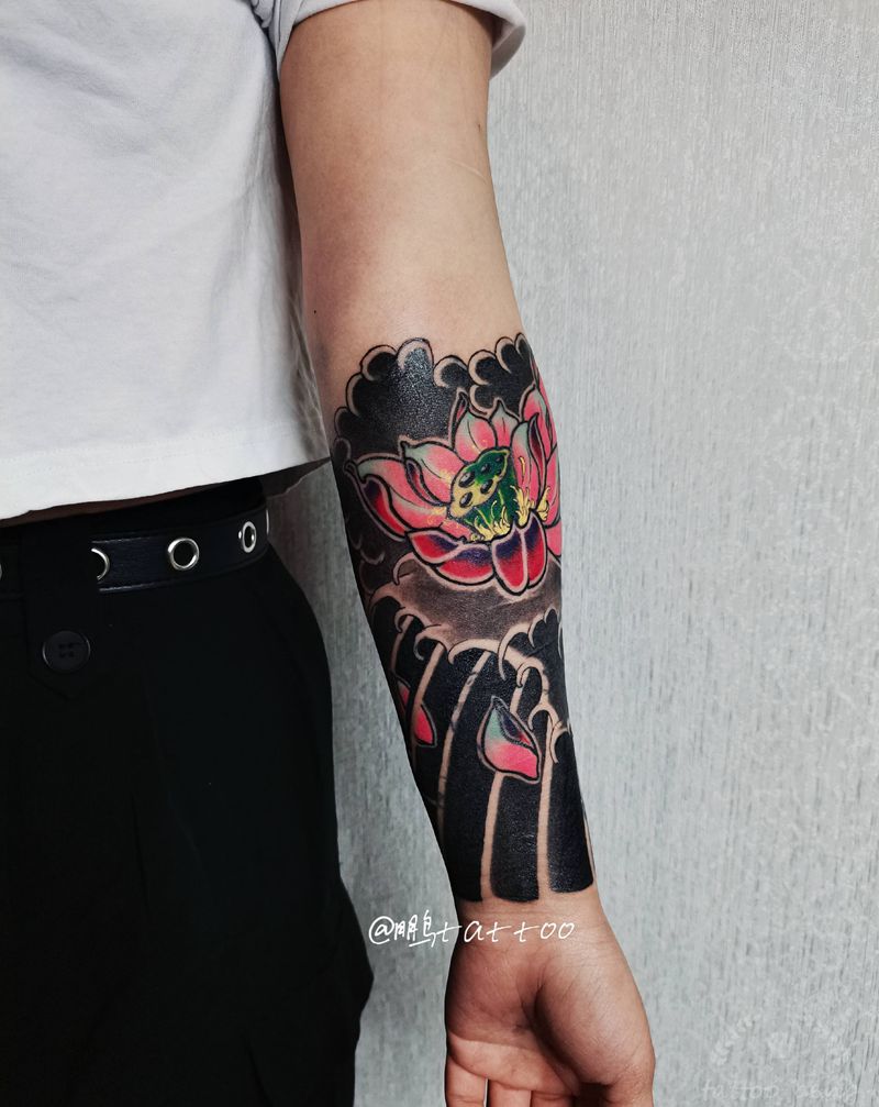 传统荷花纹身图片_手臂老传统新传统纹身图案