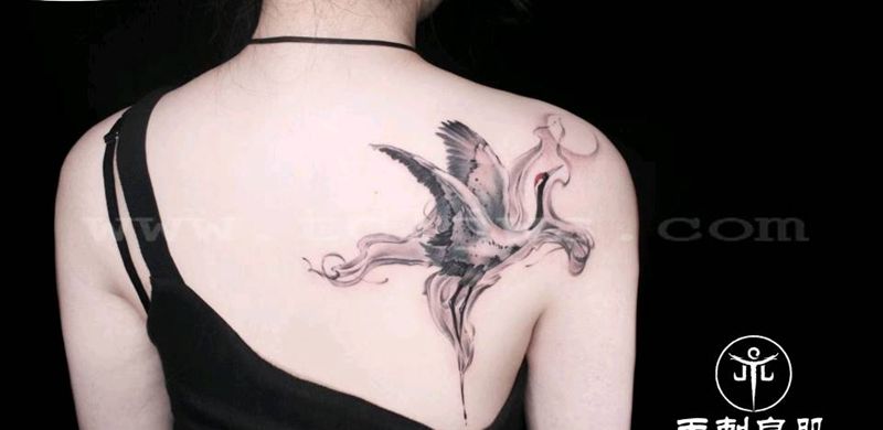 翩翩起舞的仙鹤纹身图片_肩部水墨仙鹤纹身图案