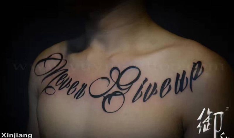 花体字纹身图片_胸部欧美字符纹身图案
