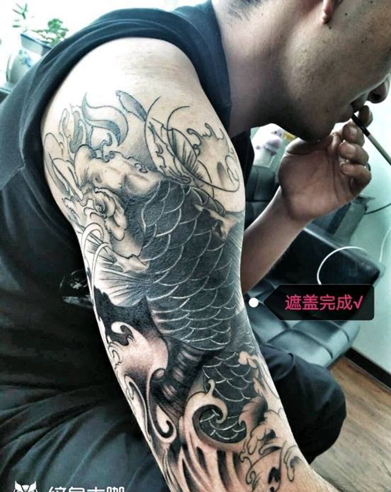 传统锦鲤纹身图片_手臂传统动物遮盖成品纹身图案