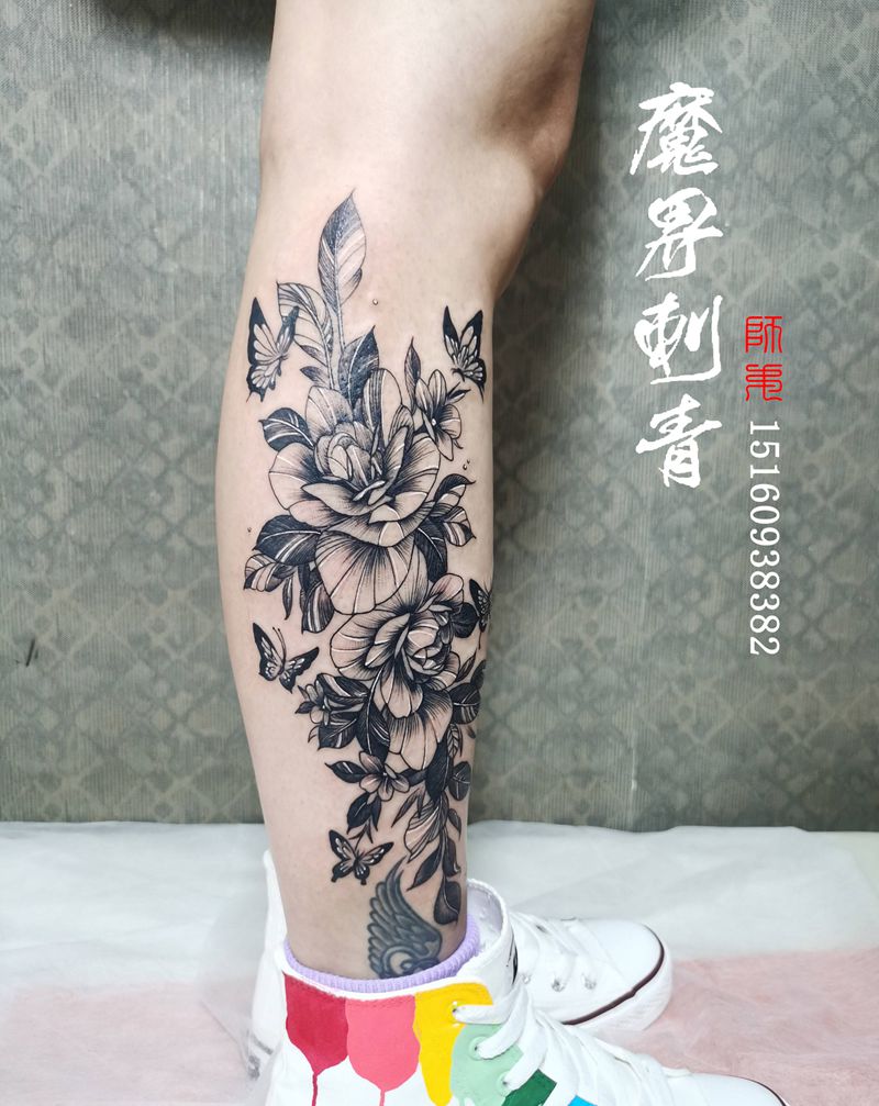 小腿素花纹身图片_腿部点刺素花蝴蝶韩式素花纹身图案