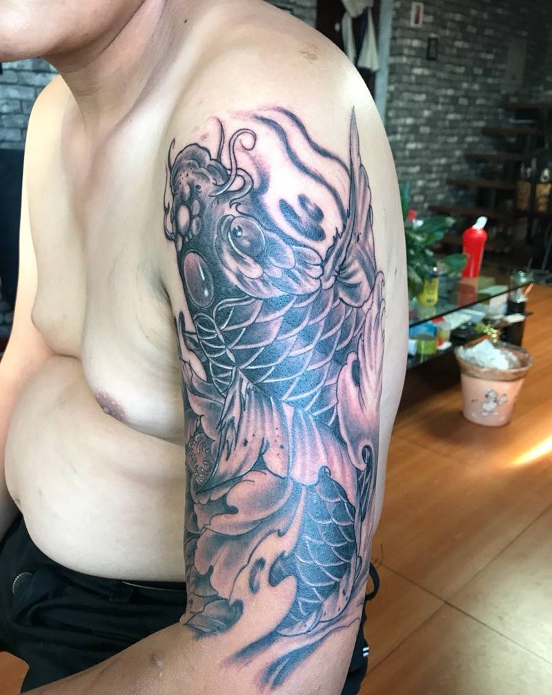 大臂锦鲤纹身图片