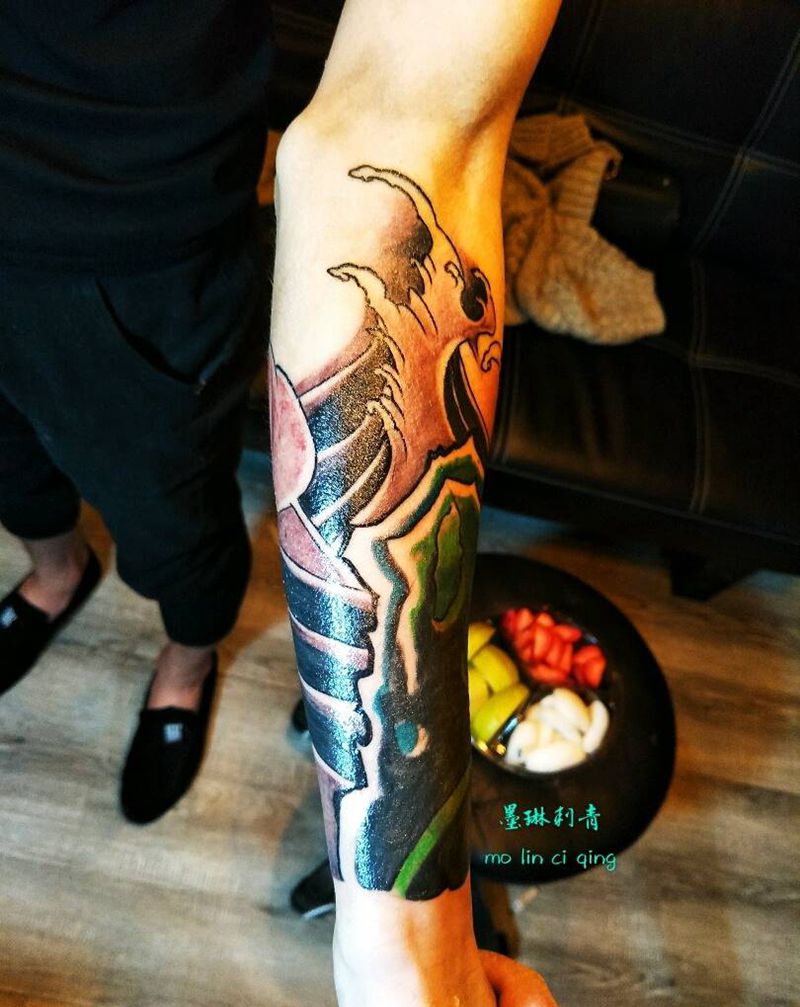 水浪岩石遮盖纹身图片