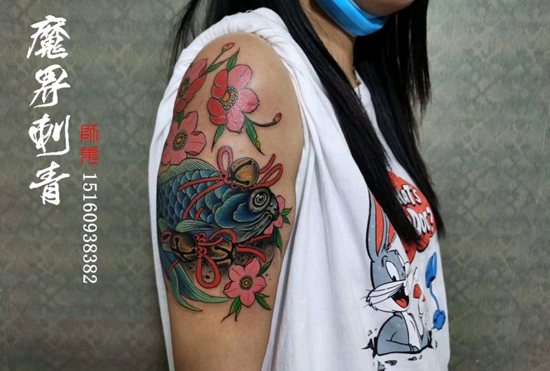 大臂金鱼遮盖纹身图片_手臂肩部新传统金鱼大臂遮盖彩色鱼纹身图案