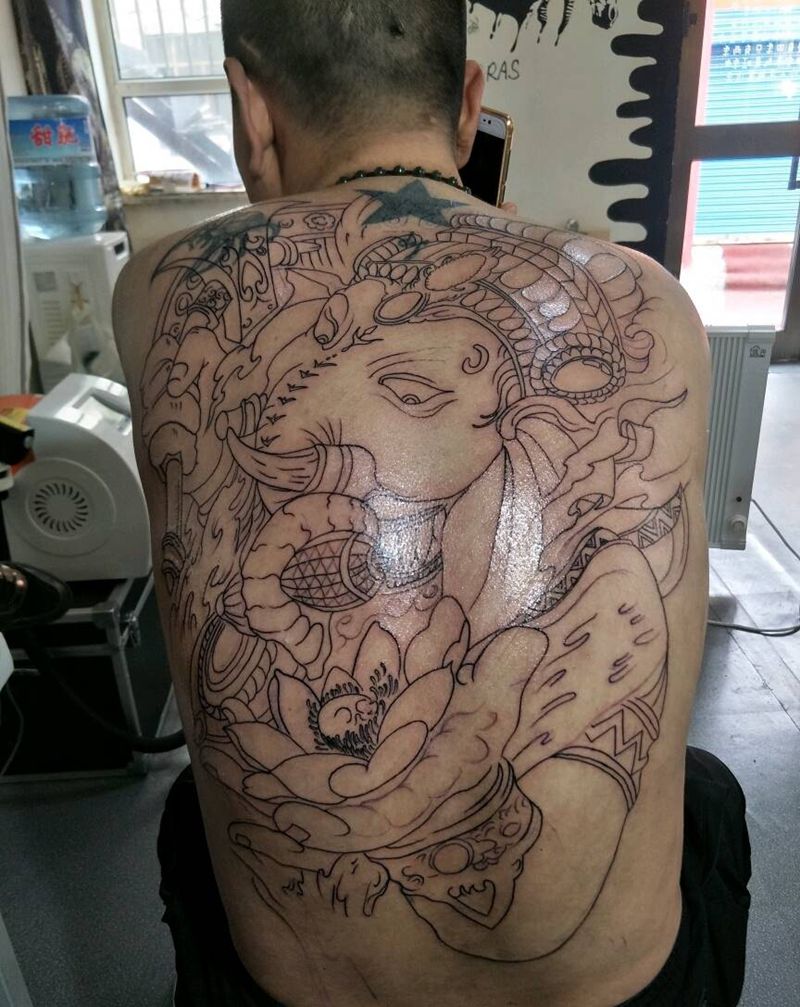 满背象神纹身图片