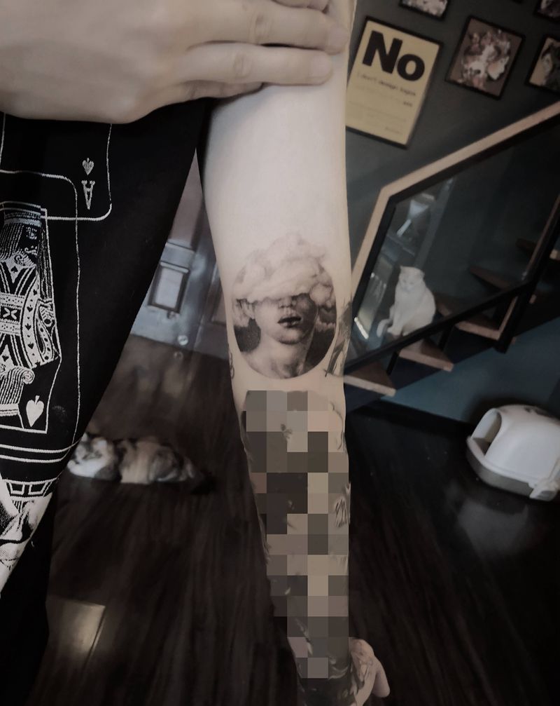 小东西纹身图片_手臂欧美写实纹身图案