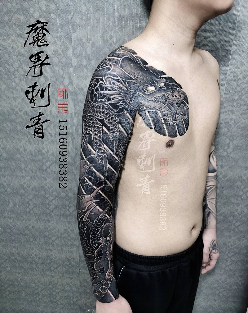 全甲花臂过肩龙纹身图片_手臂老传统日式花臂黑灰老传统全甲花臂纹身图案