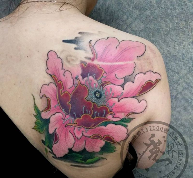 牡丹纹身图片_肩部背部新传统后肩遮盖牡丹纹身图案