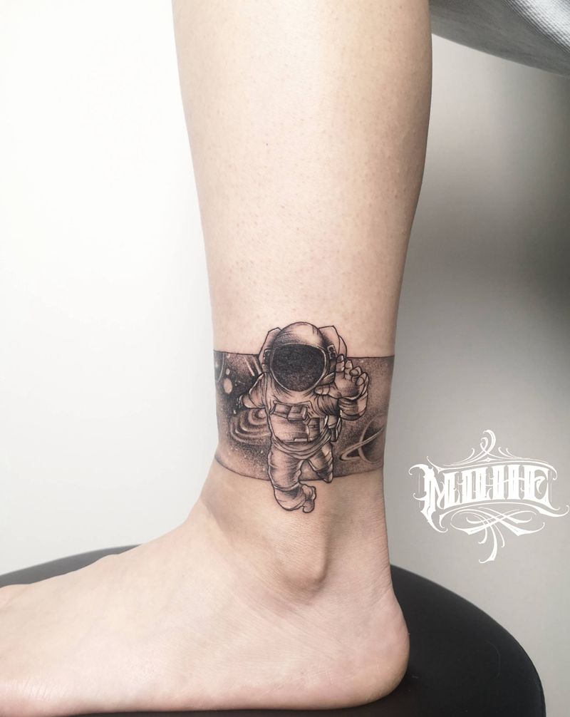 星空宇航员纹身图片_腿部点刺纹身图案