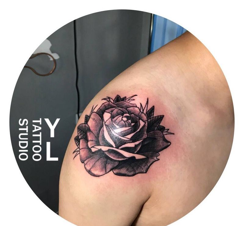 玫瑰纹身图片_肩部Old School纹身图案