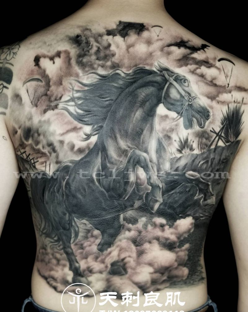 战马纹身作品纹身图片_背部欧美写实战马马纹身图案