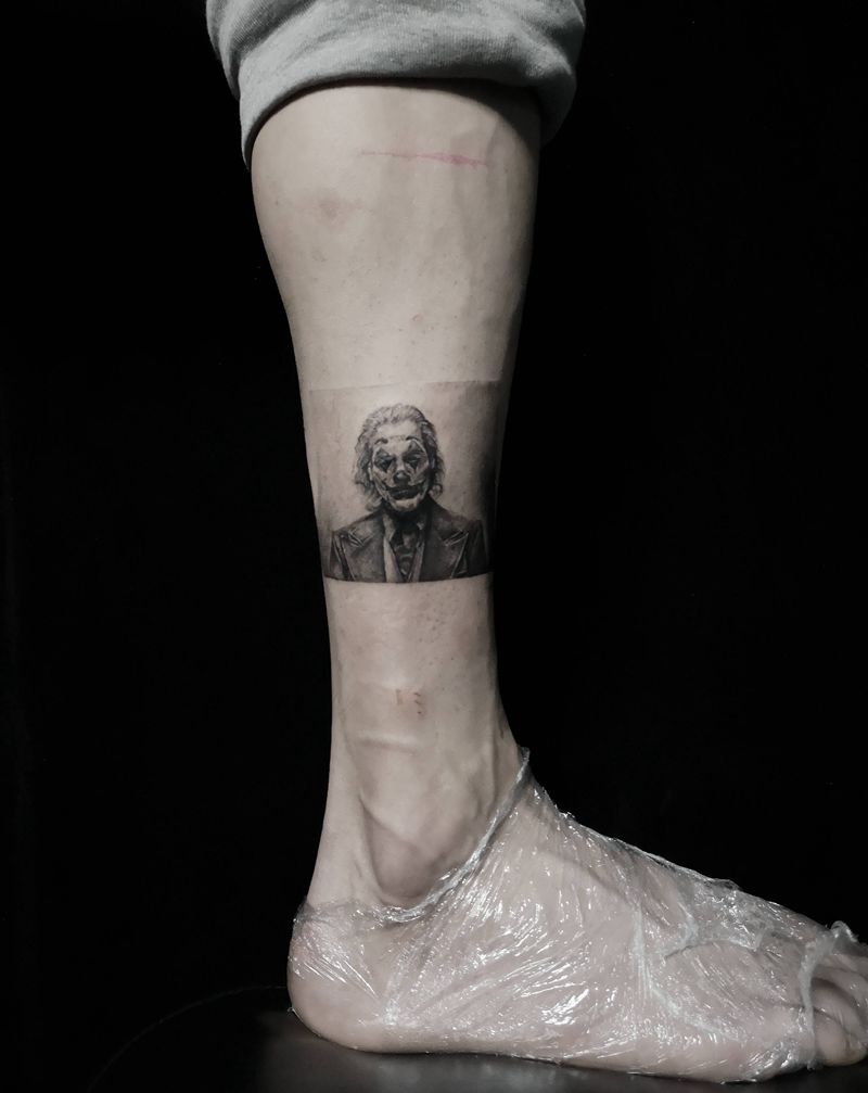小丑电影剧照纹身图片_腿部欧美写实纹身图案