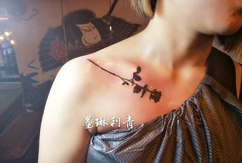 单只玫瑰纹身图片