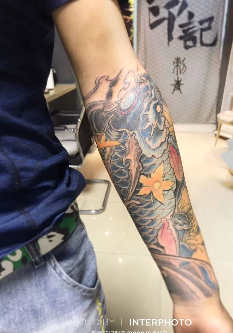 彩色鳌鱼纹身图片_手臂新传统纹身图案