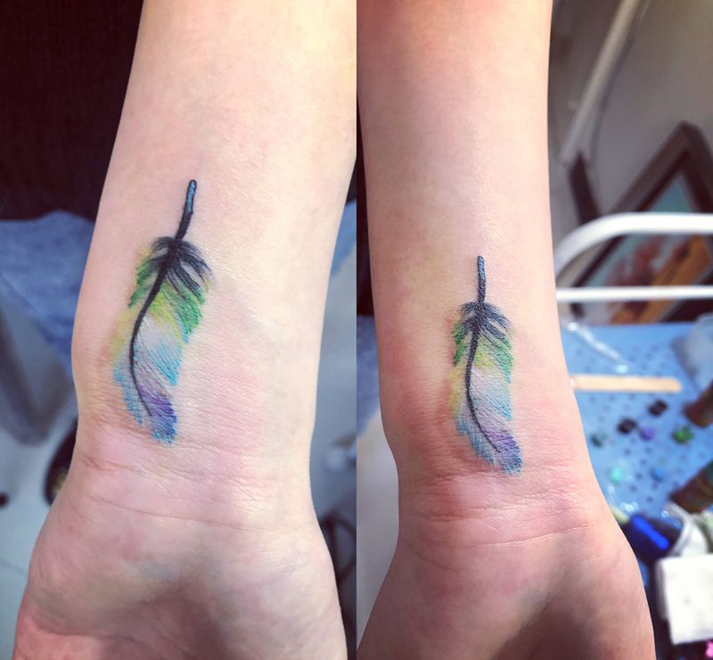 彩色羽毛纹身图片_手臂水彩纹身图案