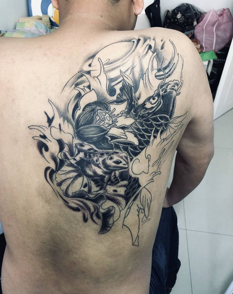 锦鲤蟾蜍未完成纹身图片_背部新传统纹身图案