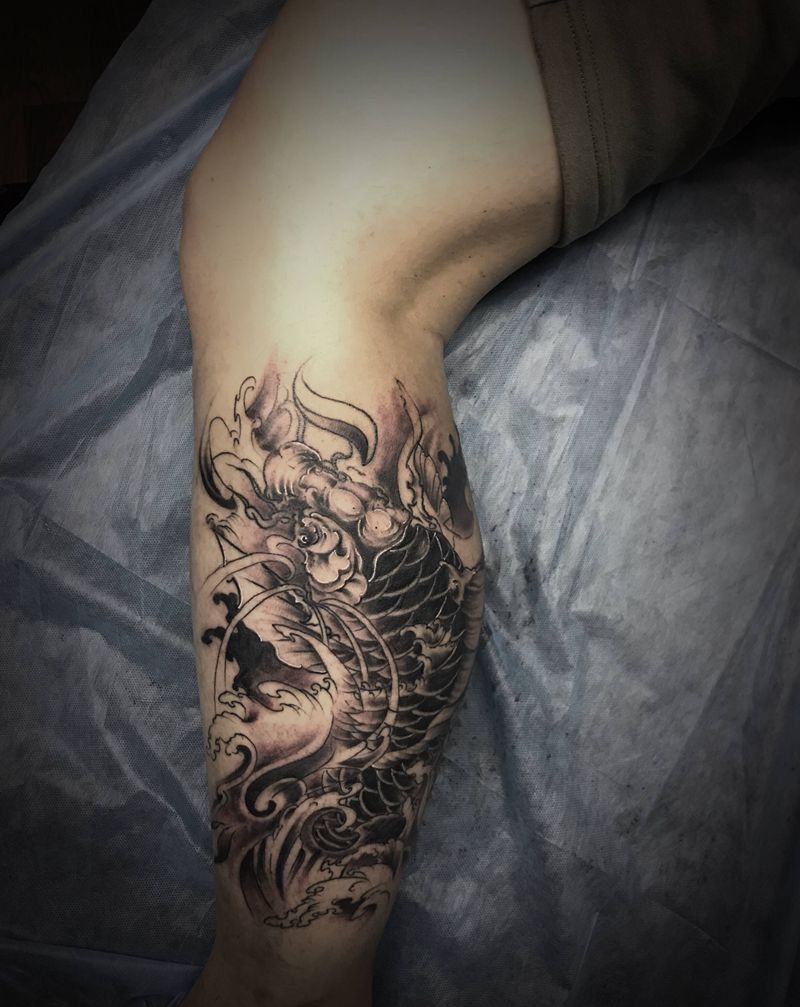 大鲤鱼纹身图片_腿部新传统纹身图案