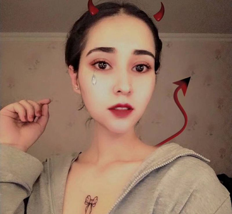 蝴蝶结纹身图片_胸部老传统小清新蝴蝶结纹身图案