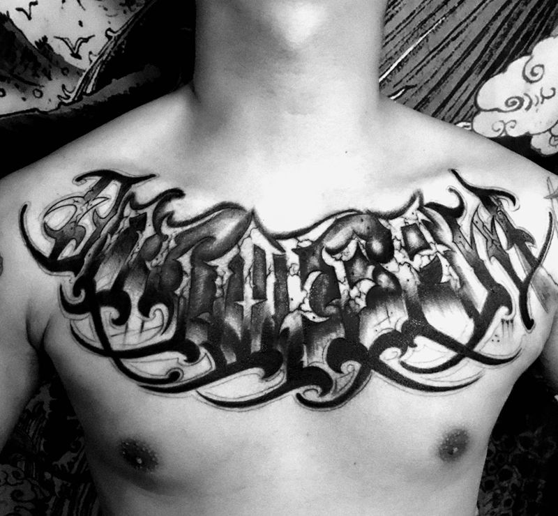 奇卡诺花胸纹身图片_胸部花体字奇卡诺花胸纹身图案