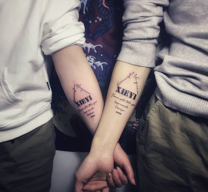 情侣纹身图片_手部花体字情侣纹身图案