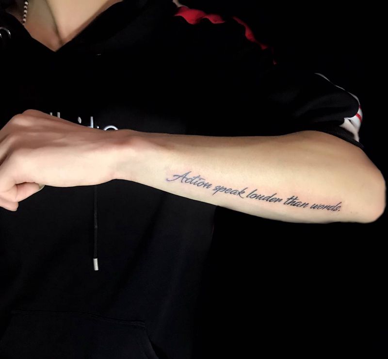 字母纹身图片_手部老传统花体字字母纹身图案