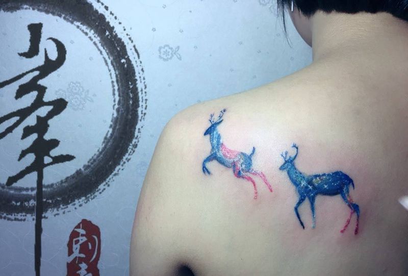 星空鹿纹身图片_成品肩部清新动物纹身图案