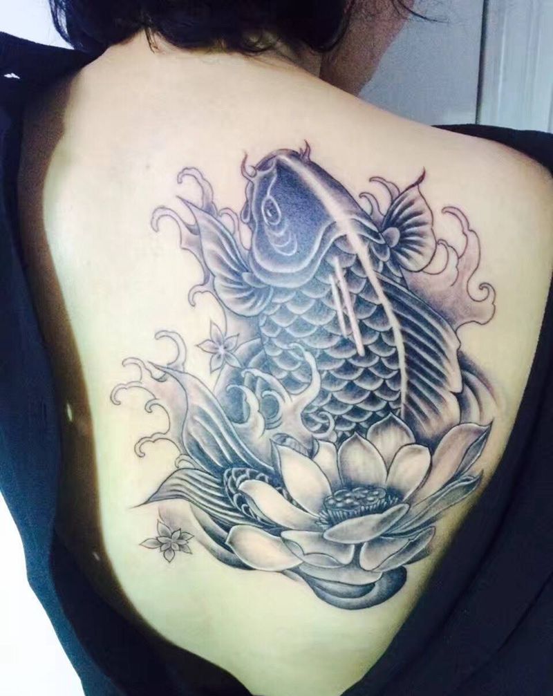 锦鲤纹身图片_成品肩部背部传统动物纹身图案