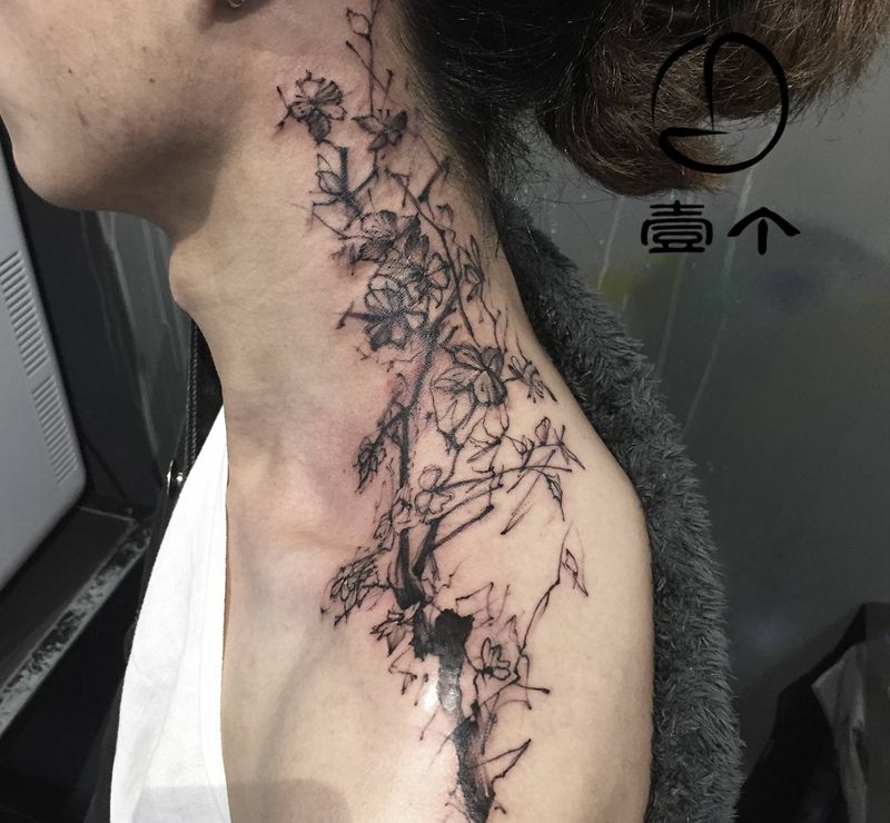花纹身图片_颈部水墨点刺黑纹身图案