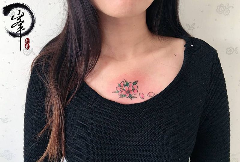 花纹身图片_清新传统成品胸部植物静物纹身图案