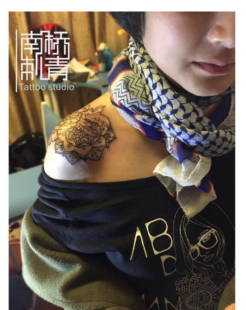 曼陀罗肩花纹身图片