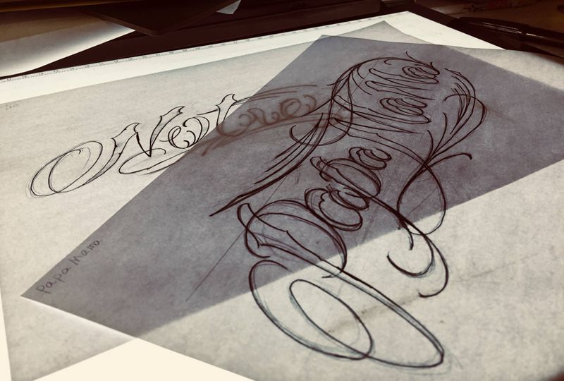 花体纹身图片_手臂肩部花体字纹身图案