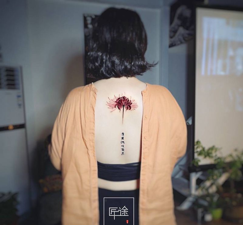 彼岸花纹身图片_成品背部清新植物纹身图案