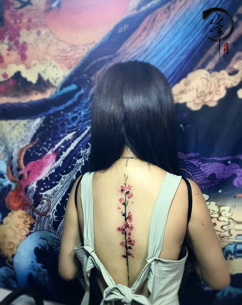 后脊花纹身图片_成品背部清新植物纹身图案