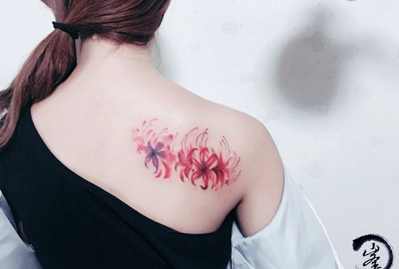 彼岸花纹身图片_成品肩部原创植物清新纹身图案