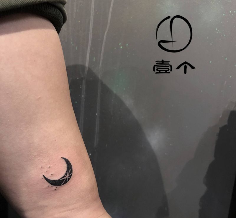 月亮纹身图片_手臂纹身图案