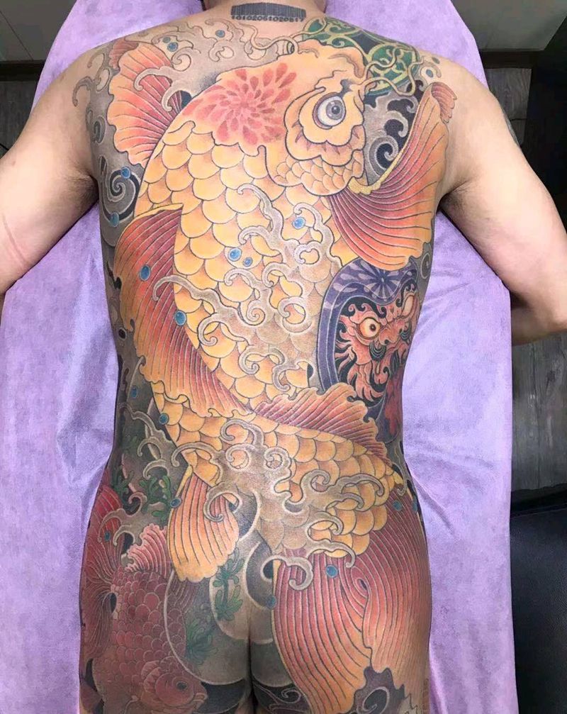 鯉纹身图片_背部臀部老传统纹身图案