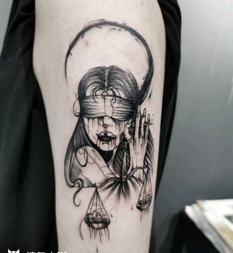 天秤纹身图片_手臂点刺纹身图案