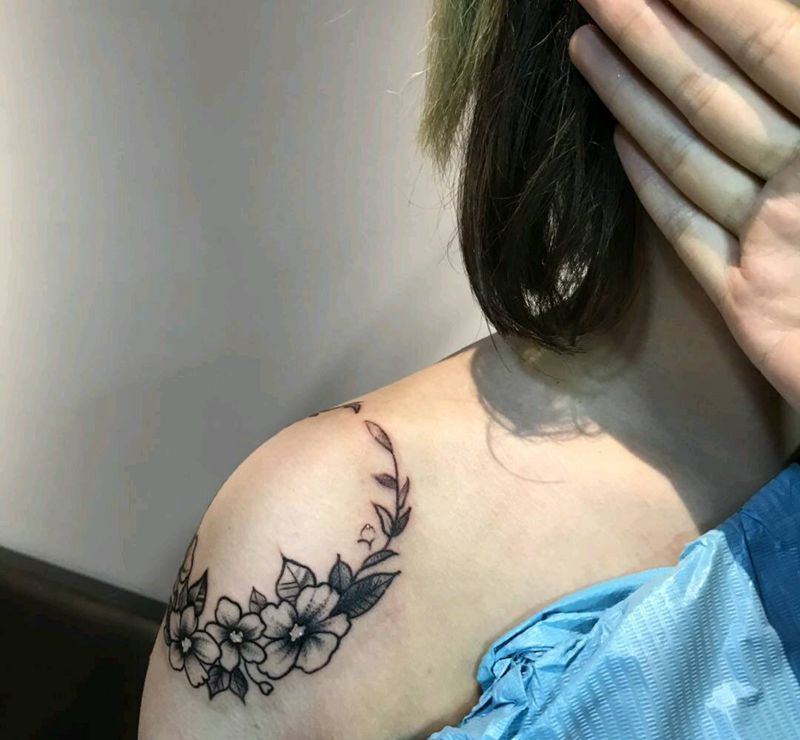 素花纹身图片_肩部纹身图案