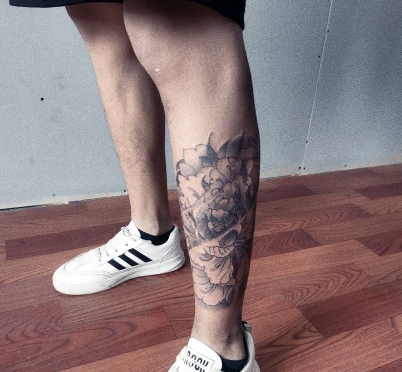 小腿牡丹纹身图片_腿部脚部老传统牡丹花纹身图案