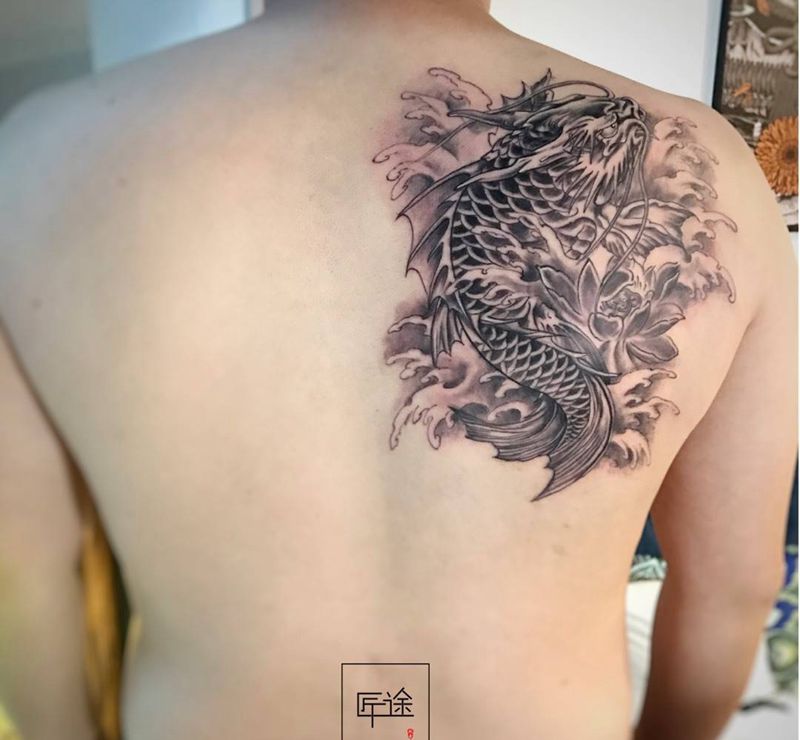 鱼龙变纹身图片_背部新传统鱼水浪莲花纹身图案
