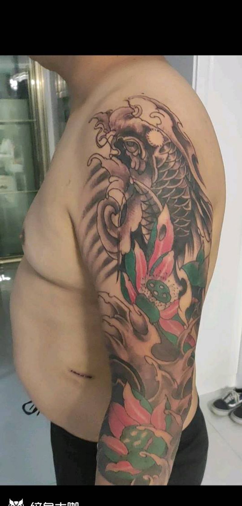 七分袖鲤鱼纹身图片_手部手臂老传统荷花鱼老传统纹身图案