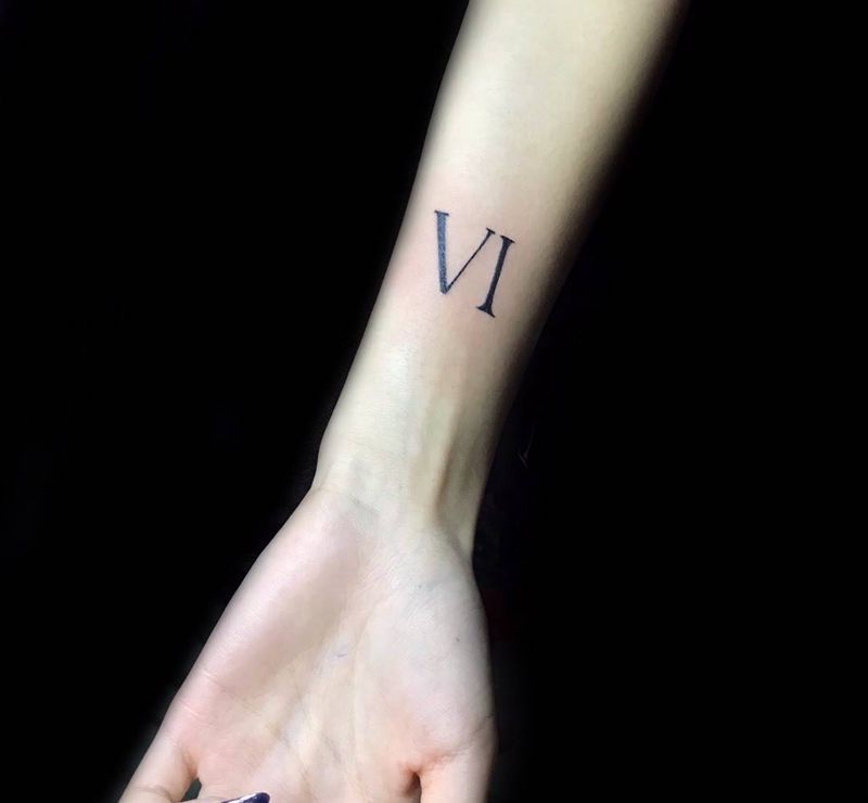 罗马数字纹身图片_手臂花体字老传统纹身图案