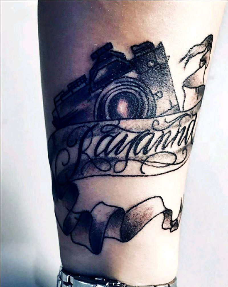 原创纹身纹身图片_手臂手部花体字欧美写实照相机花体字纹身图案