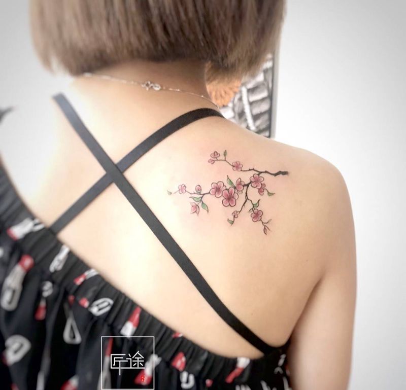 后肩小花花纹身图片_成品肩部清新植物纹身图案