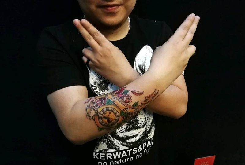 old school时钟玫瑰手纹身图片_手臂手部欧美植物成品纹身图案