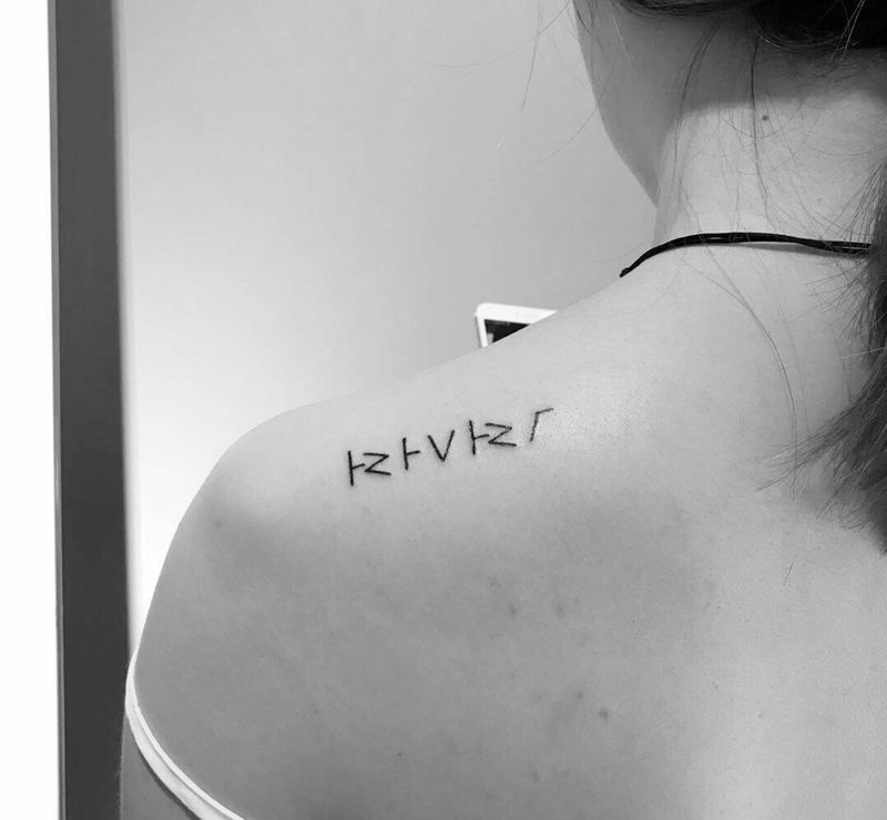 瓦坎达文字纹身图片_肩部几何花体字纹身图案